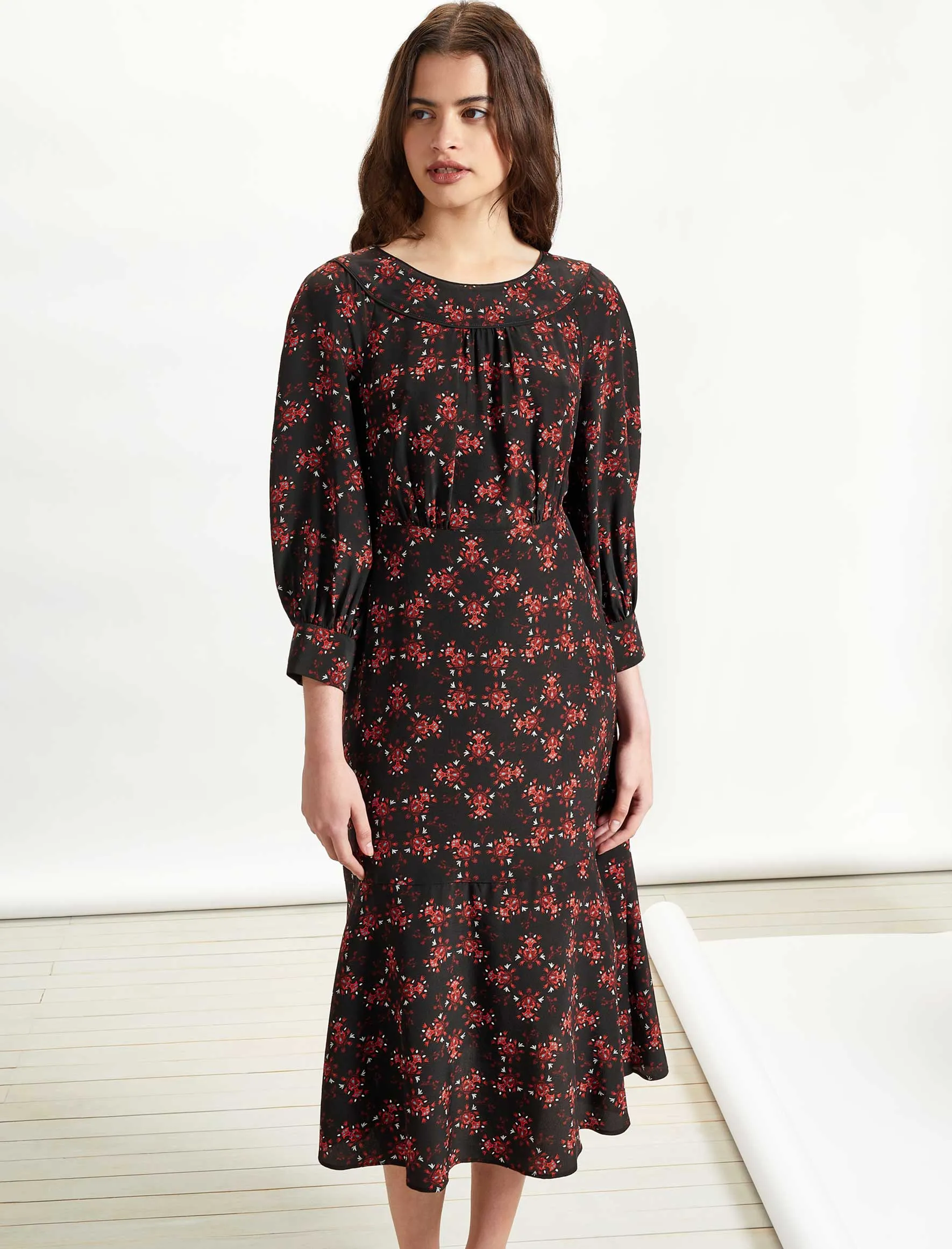 Darcie Long Sleeved Round Neck Midi Dress - Black/Crimson Floral